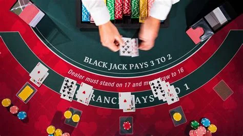 Mesa de blackjack con cartas y fichas de casino